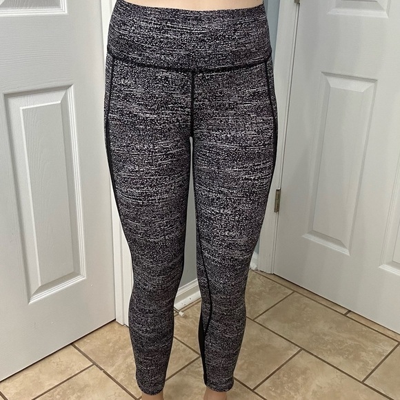 Lululemon Leggings Pace Perfect Tight Mesh Black White 7/8 Cropped Size 6 Small - Picture 2 of 5